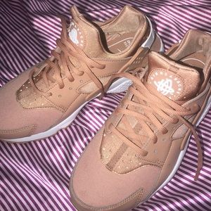 Nike aid huarache run women’s.